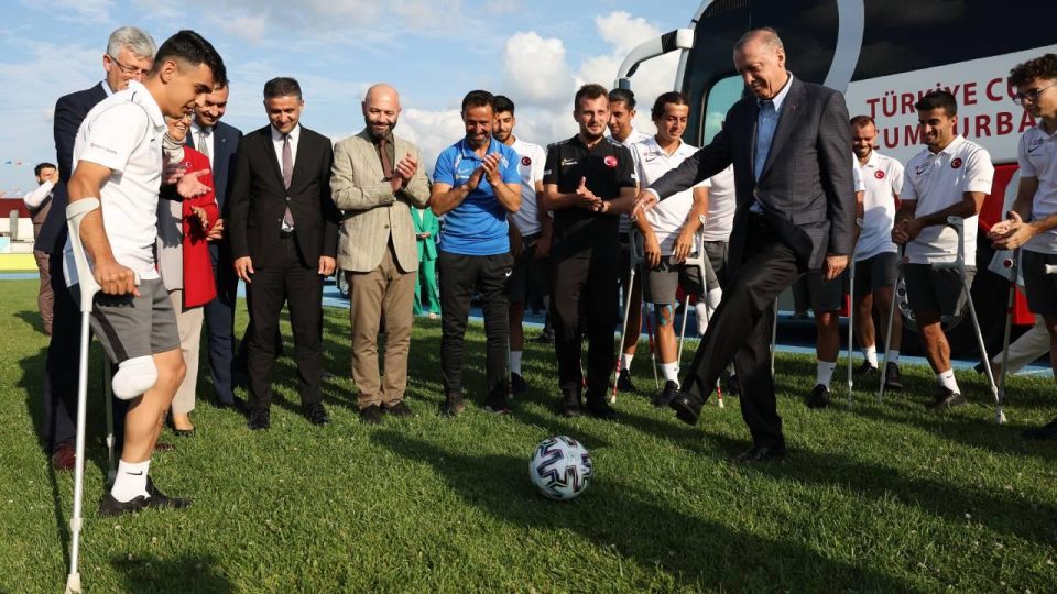 Cumhurbaşkanı Erdoğan, Ampute Milli Futbol Takımını ziyaret etti